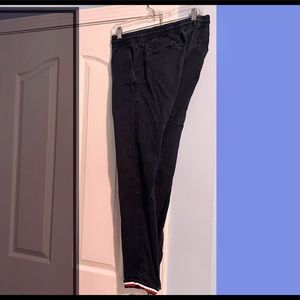 Tommy Hilfiger chino, jogger fit. Ribbon at cuffs. Drawstring waist. Navy blue